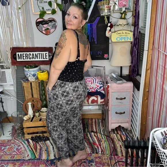 Torrid Black and White Floral Jumpsuit size 2X - Picture 4 of 12